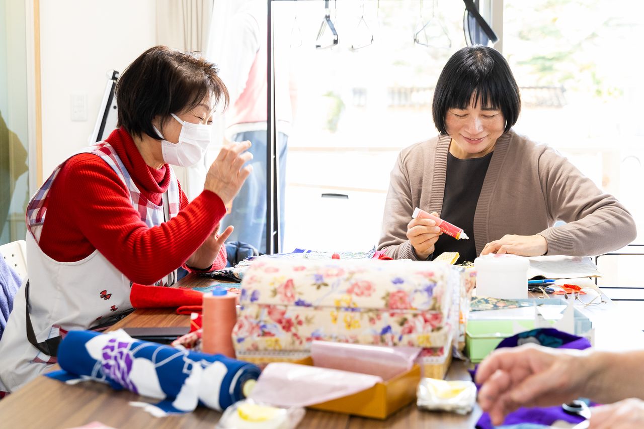 優しい表情で話を聞く山形さん
