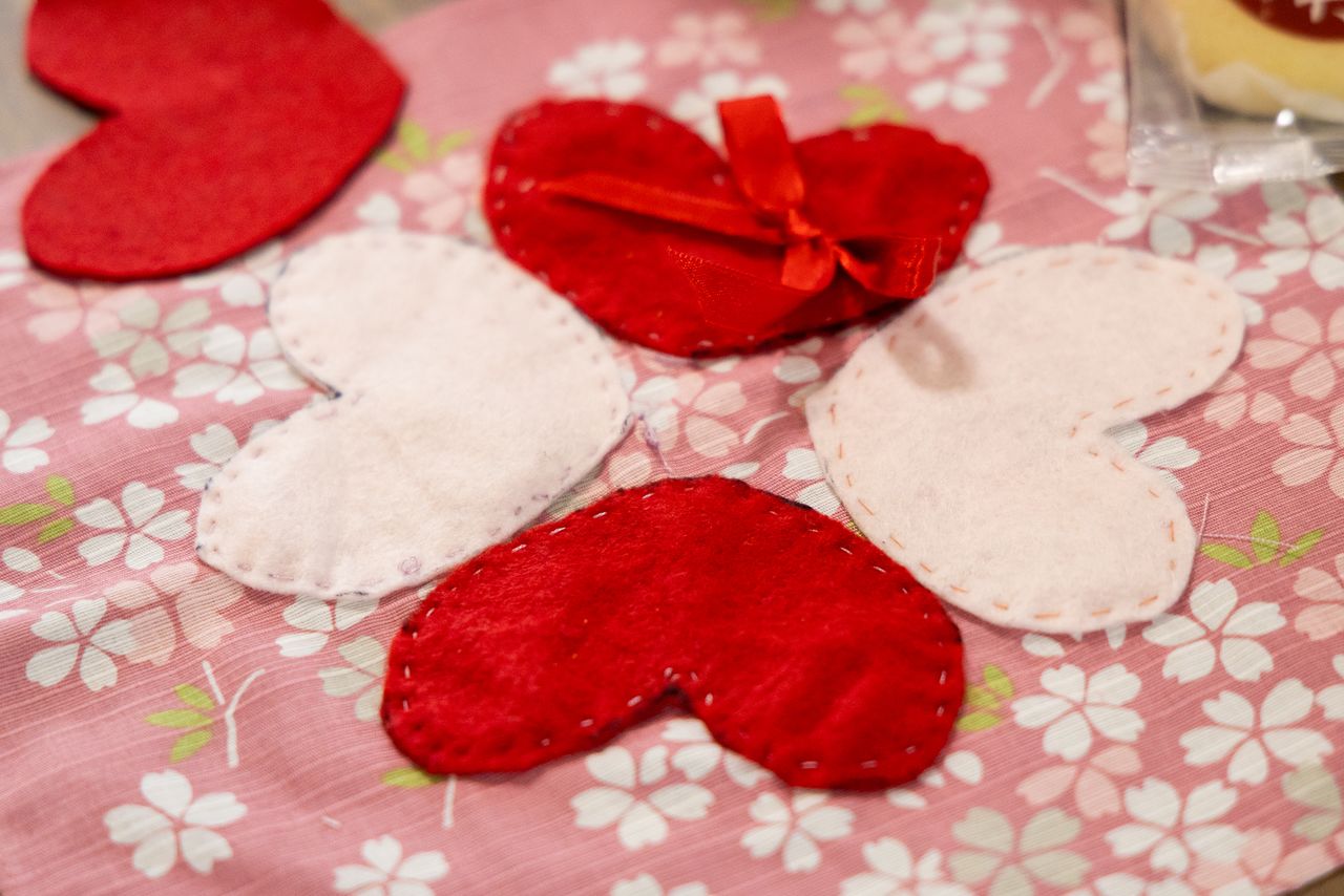 さまざまな気持ちが込められたハートマーク。その思いが花開く日が、一日も早く来ることを願う