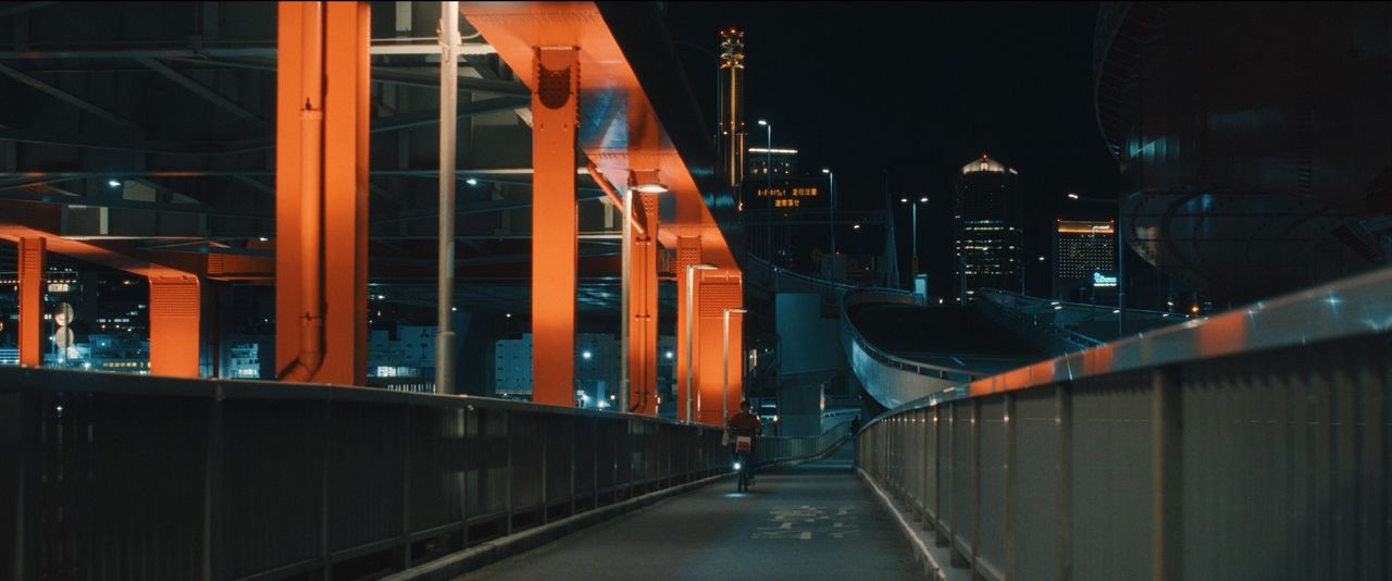 美しい港町から古い市場まで、神戸の町がもうひとりの主役だ ©Minato Studio 2025