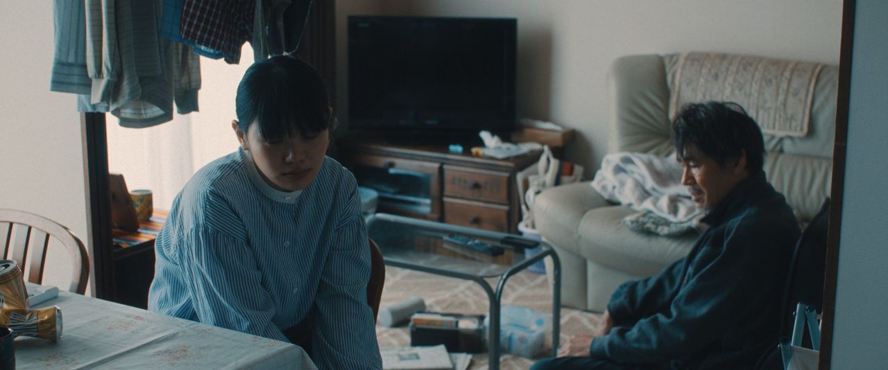 父娘の口論も長回しのワンカット。気まずさと緊張感がダイレクトに伝わってくる ©Minato Studio 2025