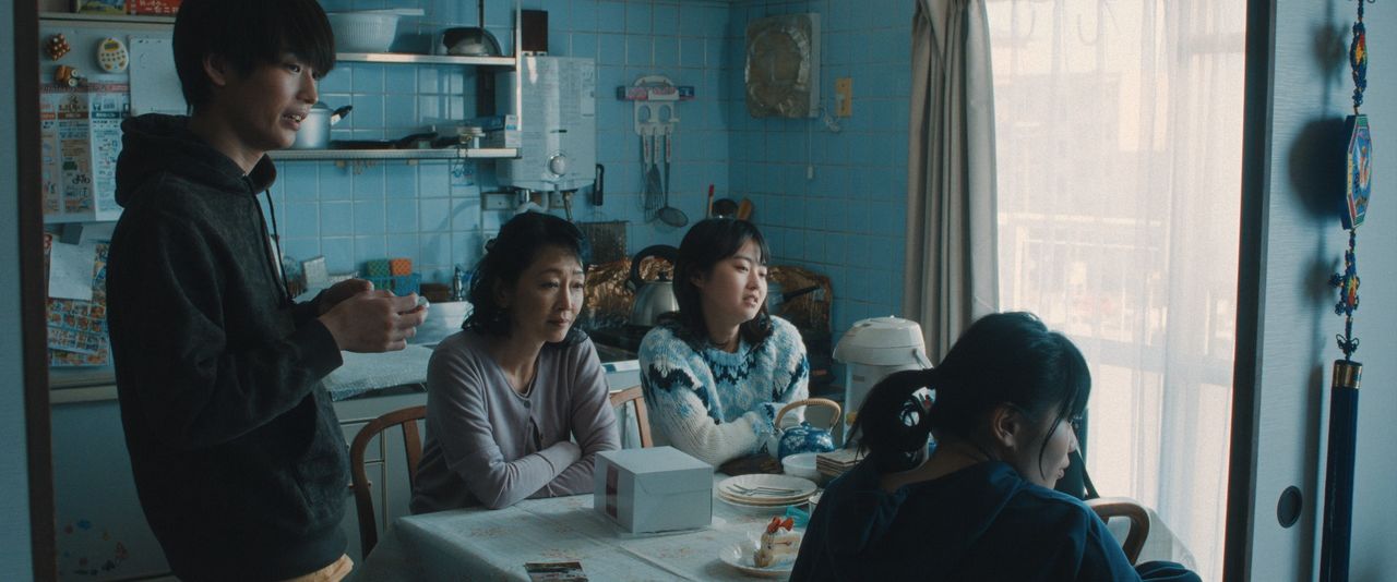 冒頭、家族で震災20年のニュースを見るシーンもずしりと重い ©Minato Studio 2025