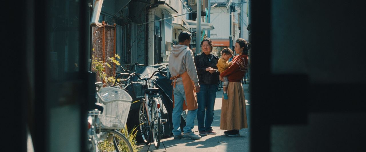 実際に神戸を歩き、人と出会った富田。「山と海が近い町ならではの空気も好きでした」©Minato Studio 2025