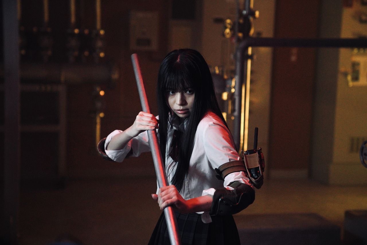 松野友喜人監督の前作『オカムロさん』に主演した吉田伶香がマイ役で登場 ©2025二宮敦人・TOブックス/映画『悪鬼のウイルス』製作委員会