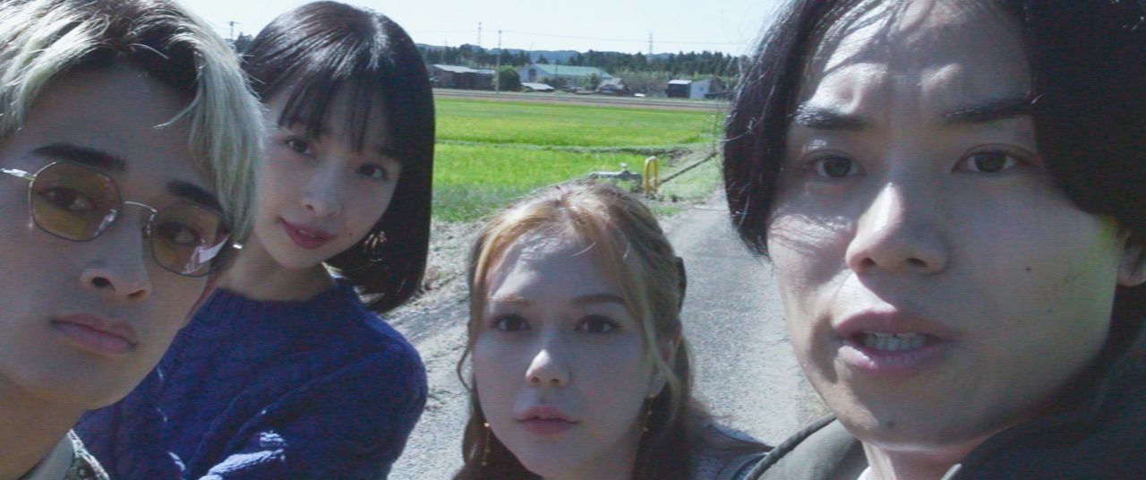 神隠しのうわさがある村に乗り込んだ「都市伝説バスターズ」。左から颯太(桑山隆太)、奈々枝(華村あすか)、日名子(村重杏奈)、智樹(太田将熙) ©2025二宮敦人・TOブックス/映画『悪鬼のウイルス』製作委員会