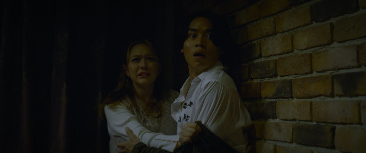 迫りくる敵におびえる日名子と智樹 ©2025二宮敦人・TOブックス/映画『悪鬼のウイルス』製作委員会