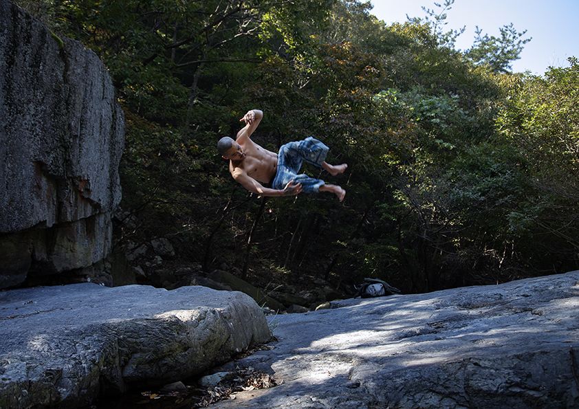 梁「山奥で練習するダンサー。どこでもいいとは言ったものの、正直ここまで行くのか、と思いましたね(笑)」
