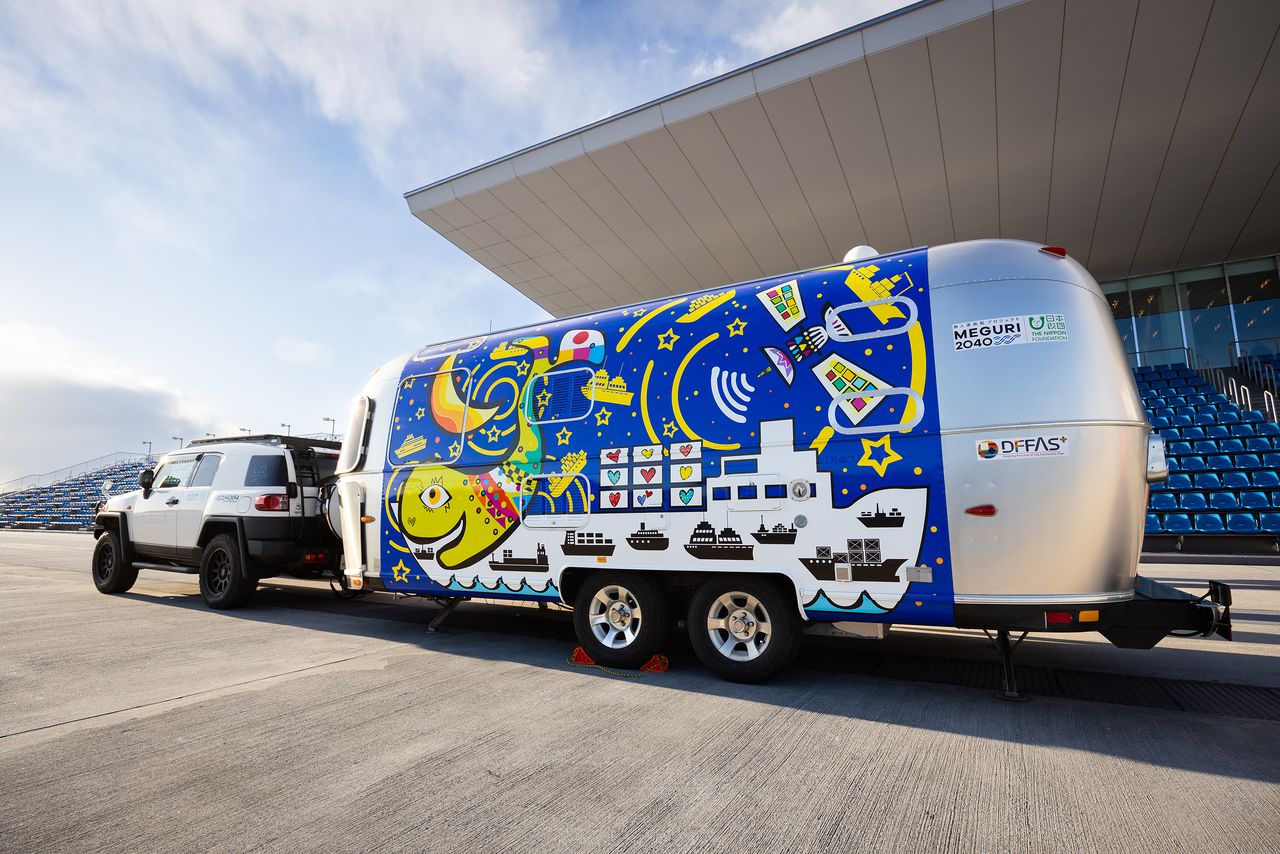 左側面は夜の海のイラスト。24時間航行する無人運航船をイメージした