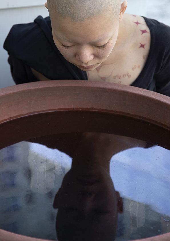 撮影当日にスキンヘッドになって現れた表紙モデルの女性。彼女との撮影が「5年後にまた撮る」アイデアのきっかけになった