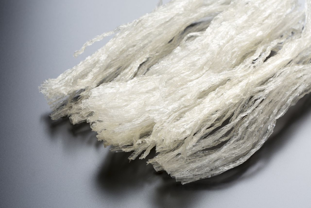 細長いところてんからできた糸寒天(PIXTA)