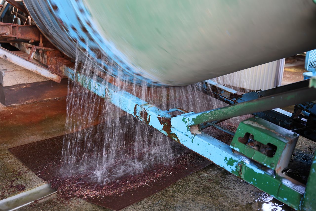 汚れた水は、ドラムの穴から排出