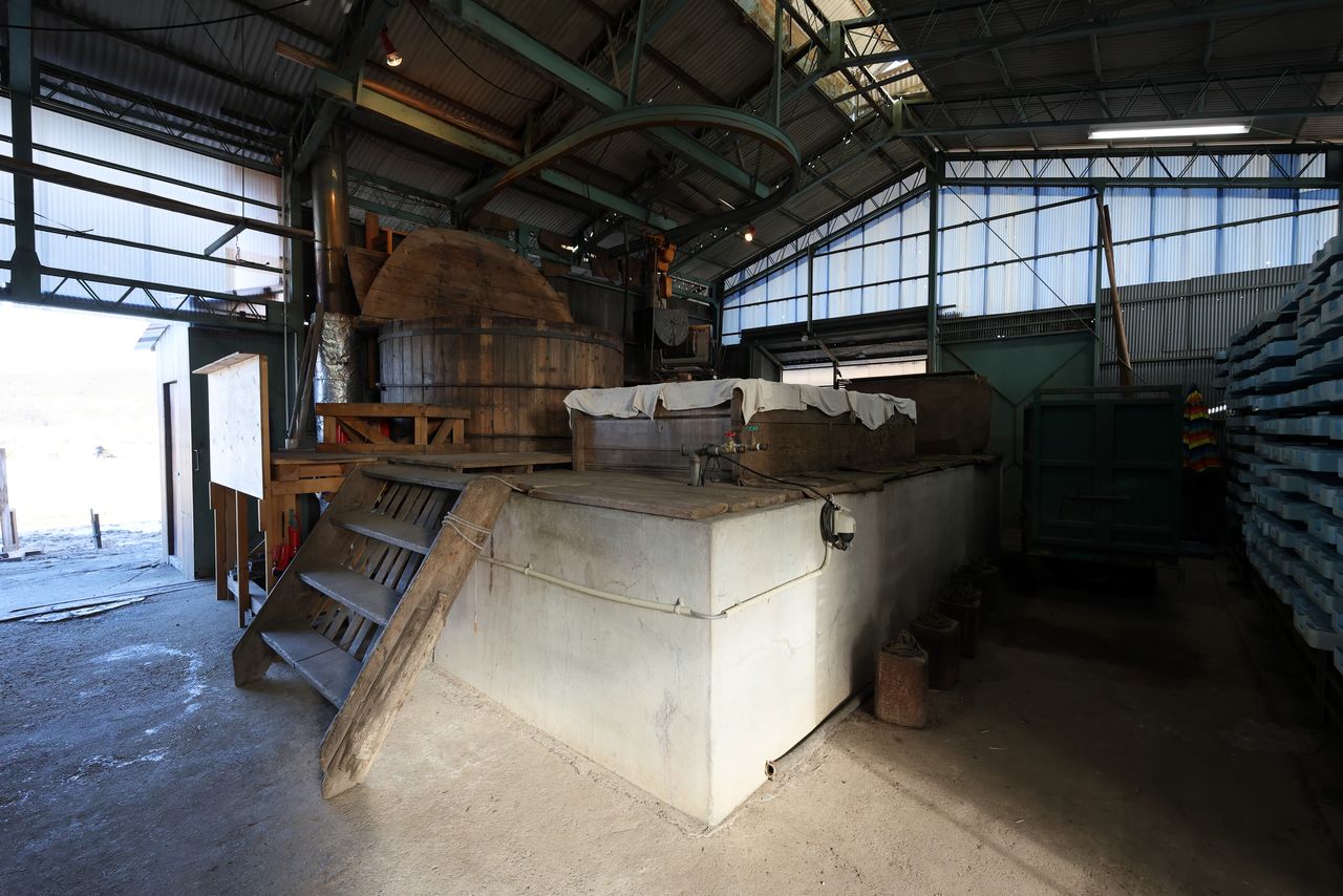 大釜の高さは約3メートル、直径は2.5メートルもある