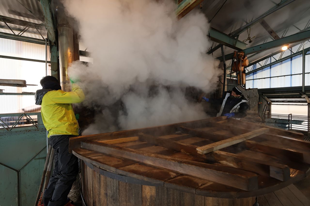 3枚に分かれるふたを、2人がかりで開ける