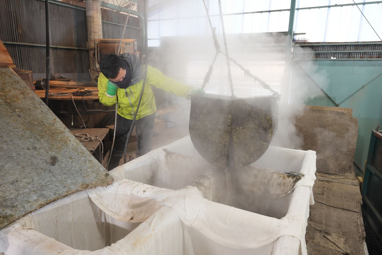 ひもを引くとバケット部分が開き、中身が落ちる