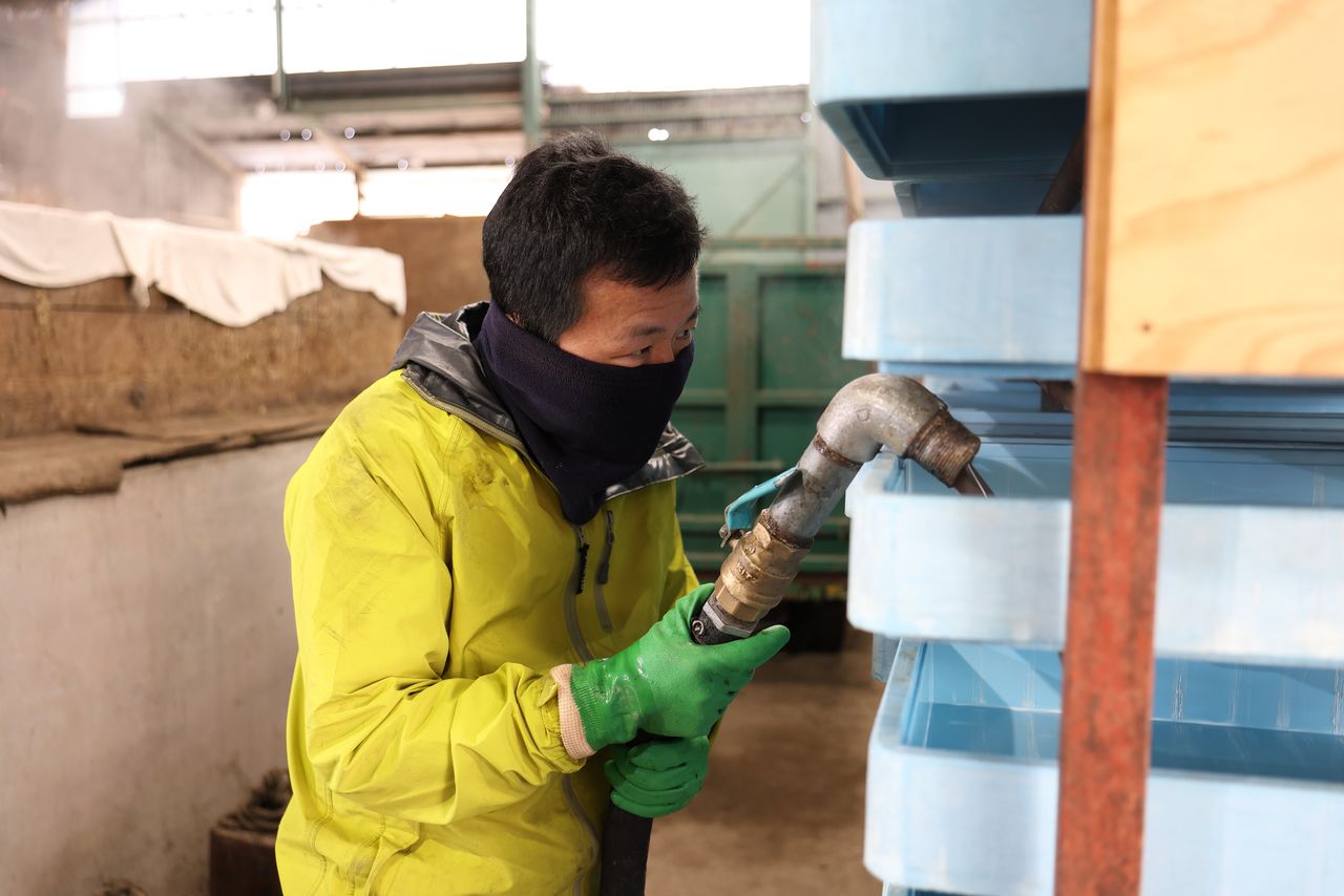 数百ある諸蓋に注入していく