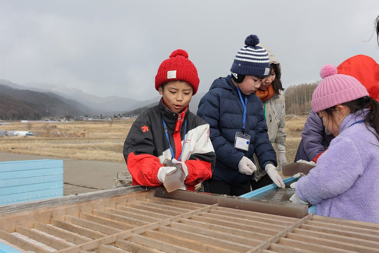 木枠に沿って並べ、最後に枠を外す