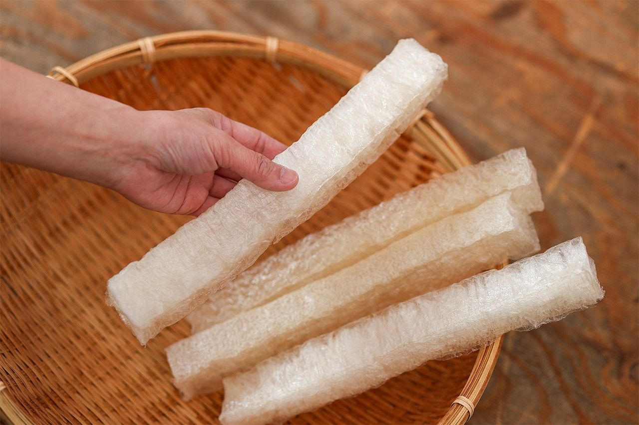 棒状に固めた棒寒天。角寒天ともいう