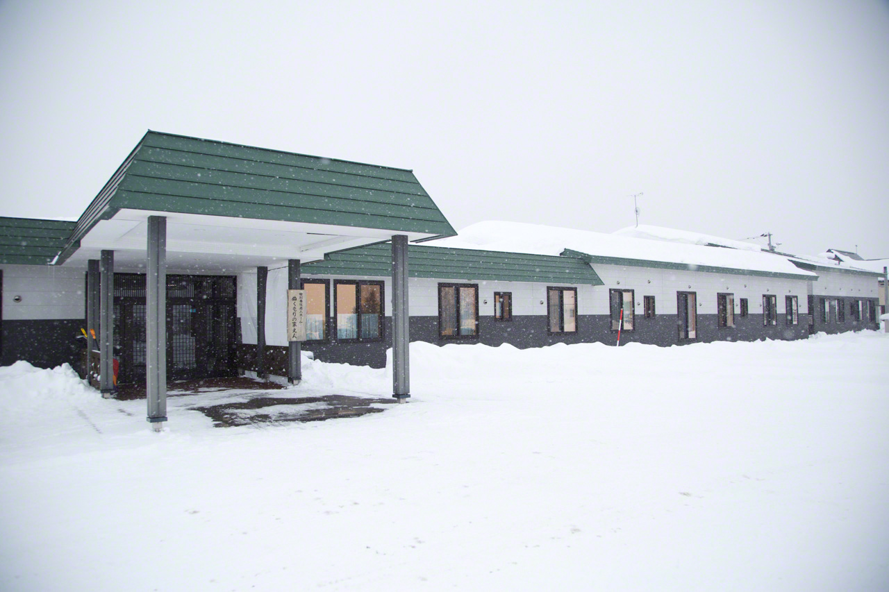 雪に包まれた「ぬくもりの家 えん」。運営する社会福祉法人さつき会の外国人スタッフは現在6人