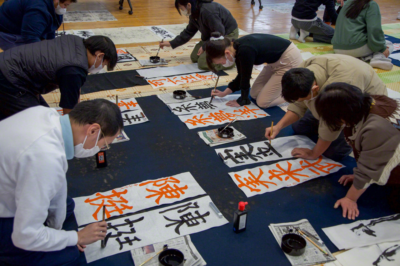 新年が明け「書き初め」に挑戦する留学生。書道の先生が用意したお題は、漢字で表した自分の名前