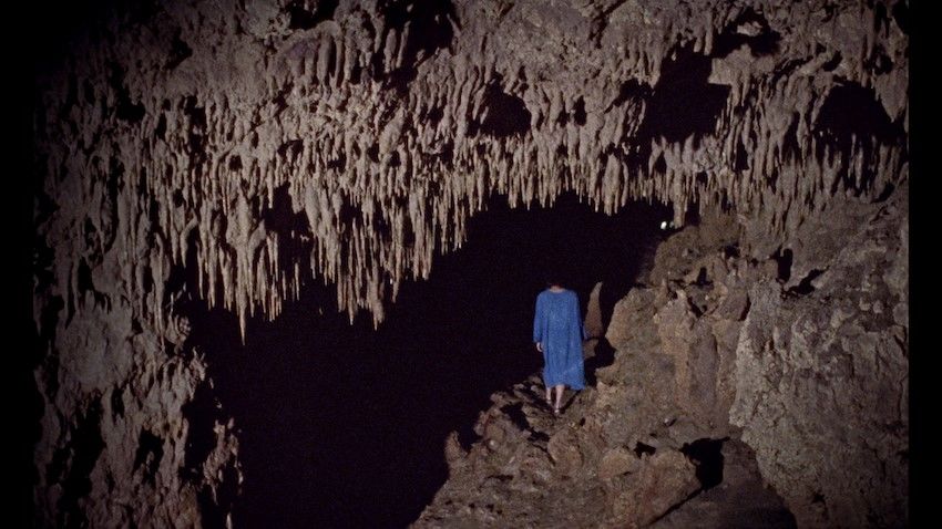 沖縄の自然洞窟「ガマ」を中心に撮影した53分の中編『GAMA』(23)の映像が使われている ©2024 trixta