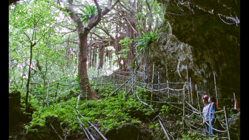ガマを案内し、戦争体験を伝える語り部の松永光雄氏と。同氏は1988年より平和学習ガイドや遺骨収集活動に献身する ©2024 trixta