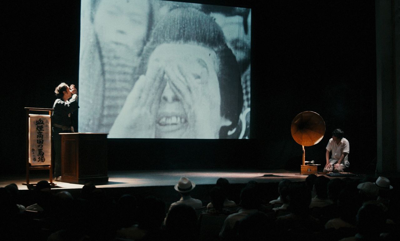 ハジメが伊藤大輔監督『血煙高田の馬場』の弁士を務める ©本田プロモーションBAUS/boid