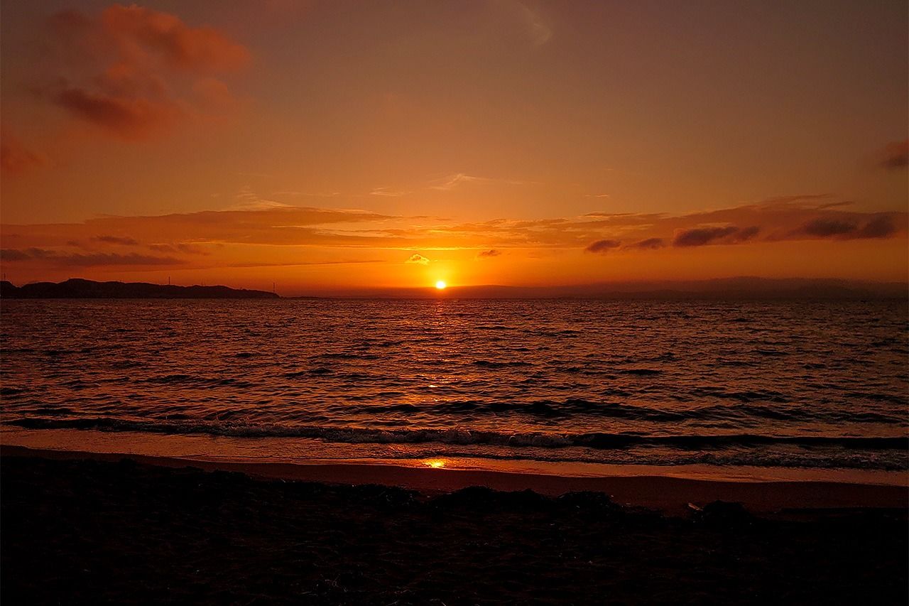 2020年夏、書き手たちの合宿会、海辺で見た朝日