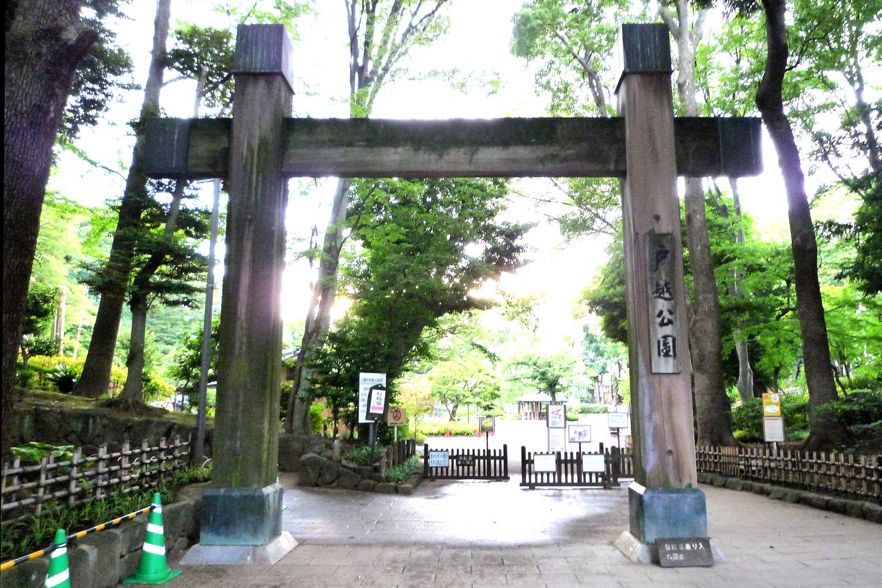 平成に入って復元された戸越公園の冠木門。2本の柱の上部に横木を貫き渡した形が特徴(PIXTA)