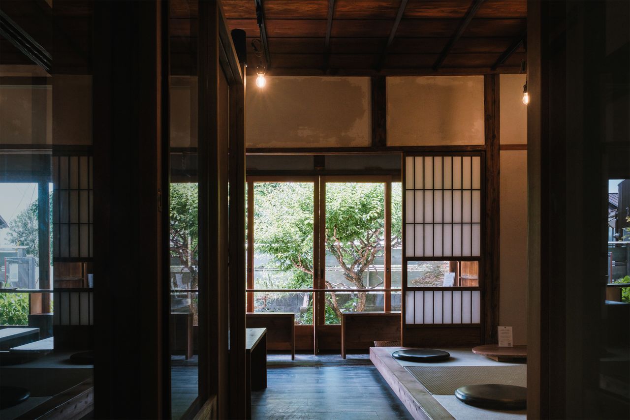 手間暇かけて磨き上げた柱と土壁に囲まれた空間