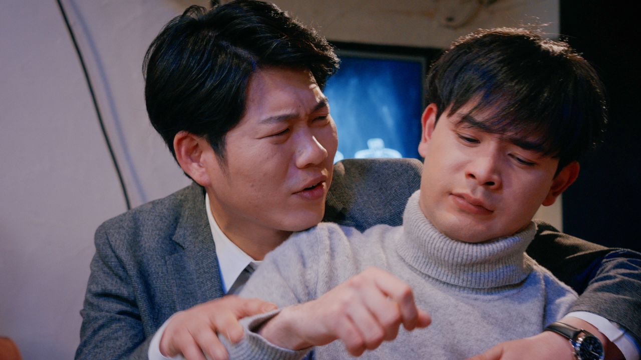 お調子者の田村(岡本智礼/左)は親友の吉報にはしゃぎ、相手が誰か自分で当てようとする ©『結婚の報告』製作委員会