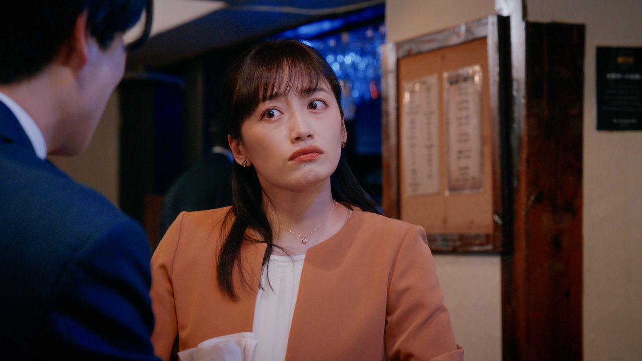 尚美(今村美乃)は久しぶりに会う槇島から意外な依頼を受ける ©『結婚の報告』製作委員会