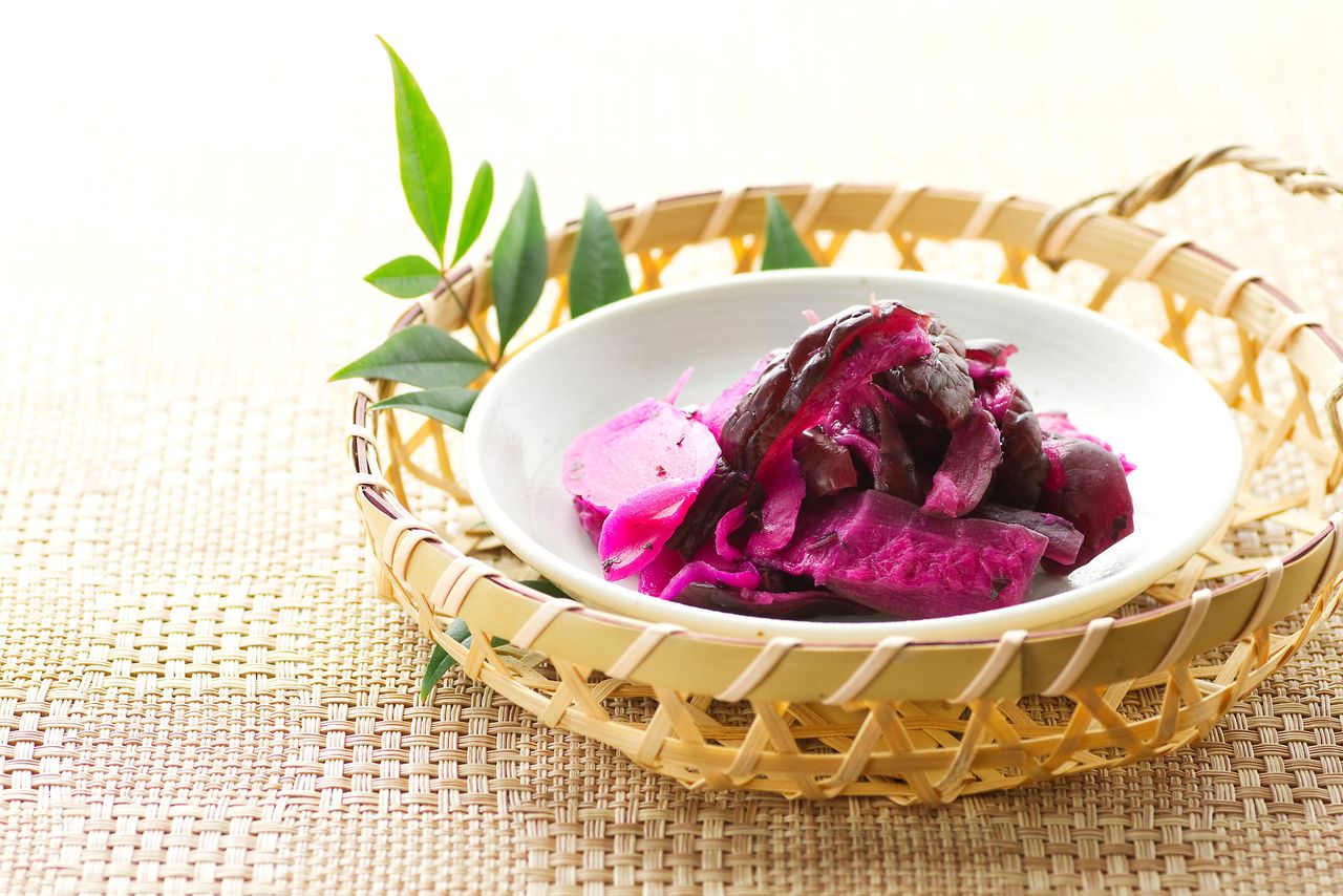 しば漬けの赤も赤シソの色(PIXTA)