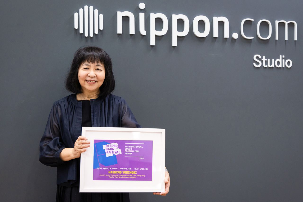 奥田さんの記事で筆者が受賞した「International Music Journalism Award 2022」の賞状を手に