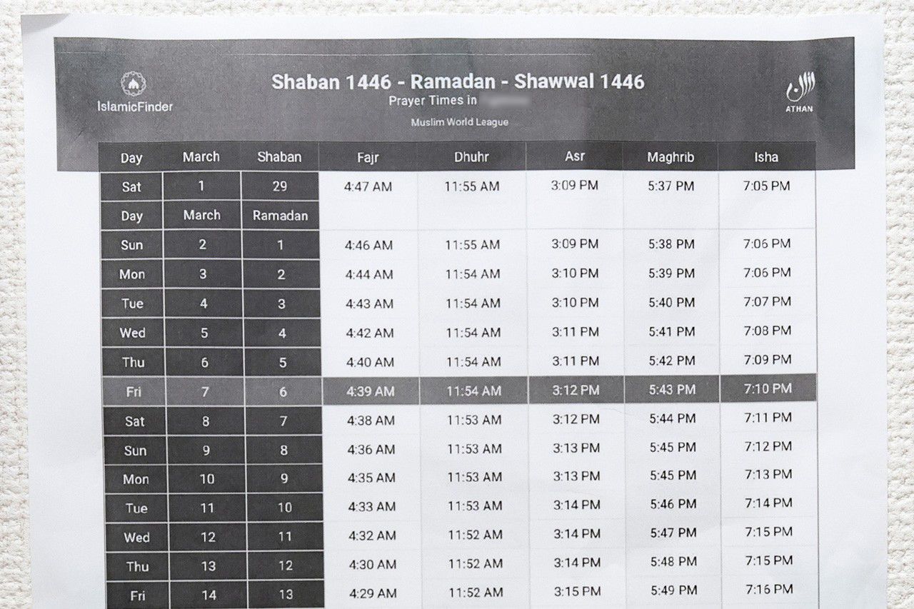 壁に貼ったお祈り時刻表を毎日確認