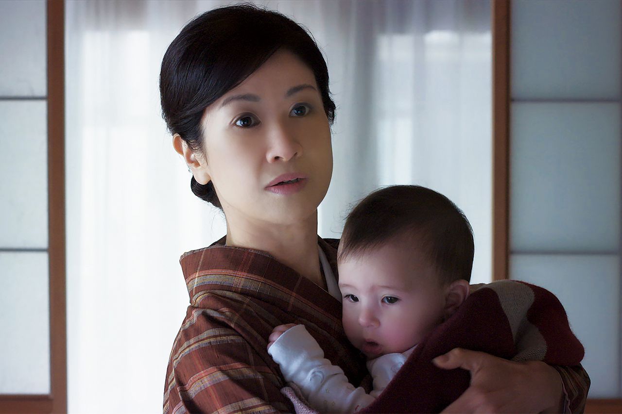 イランで抜群の知名度を誇る小林綾子が、永瀬正敏演じる田中の妻を演じる © Small Talk Inc.