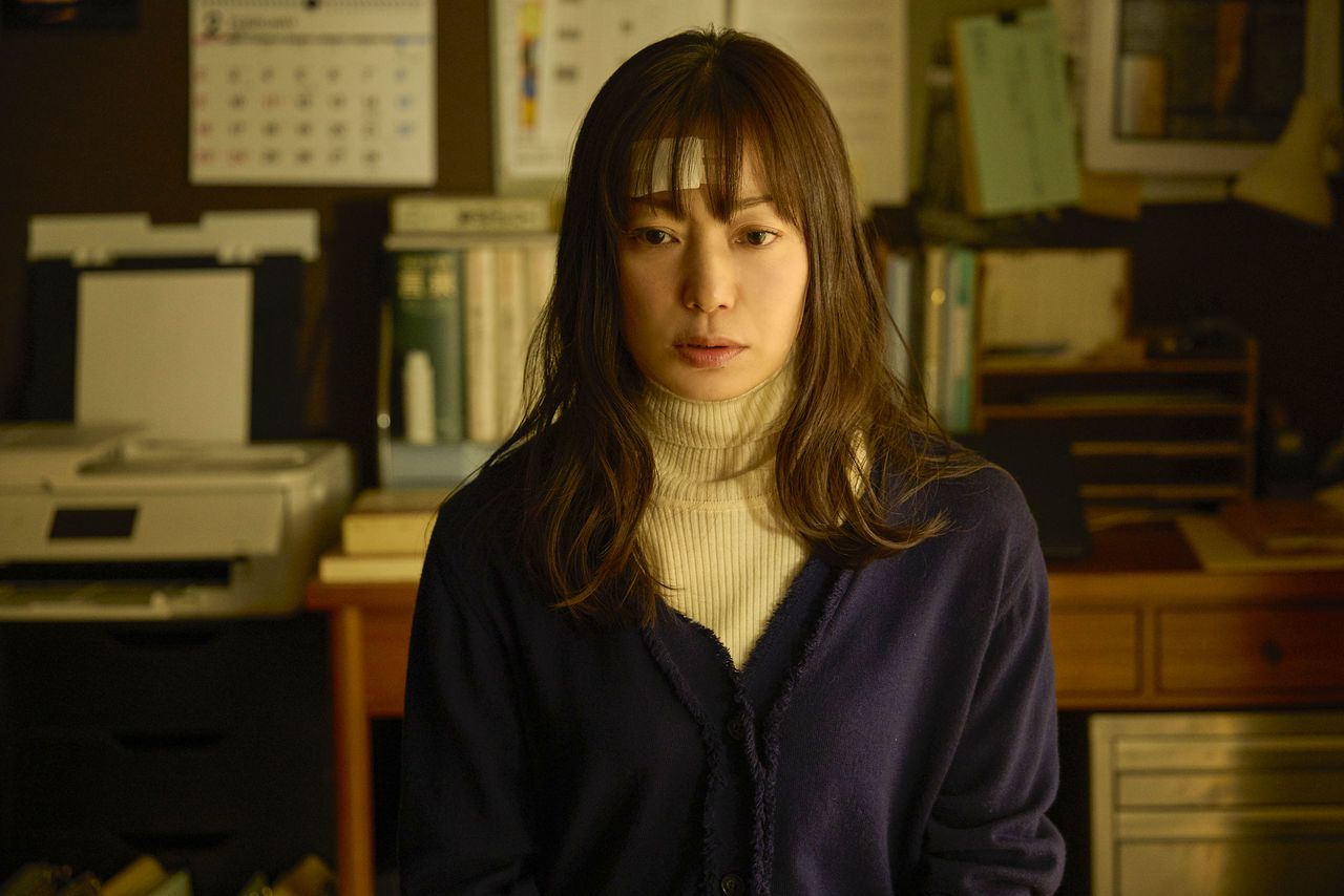 映画『近畿地方のある場所について』: “徹底再現”を超えた! モキュメンタリーホラーの名手・白石晃士が話題の恐怖小説を実写化 | nippon.com