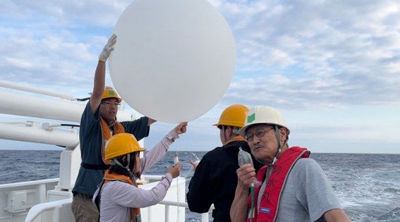 東北沖の太平洋で観測船で気球を使い調査する三重大学のチーム=2025年6月、筆者提供