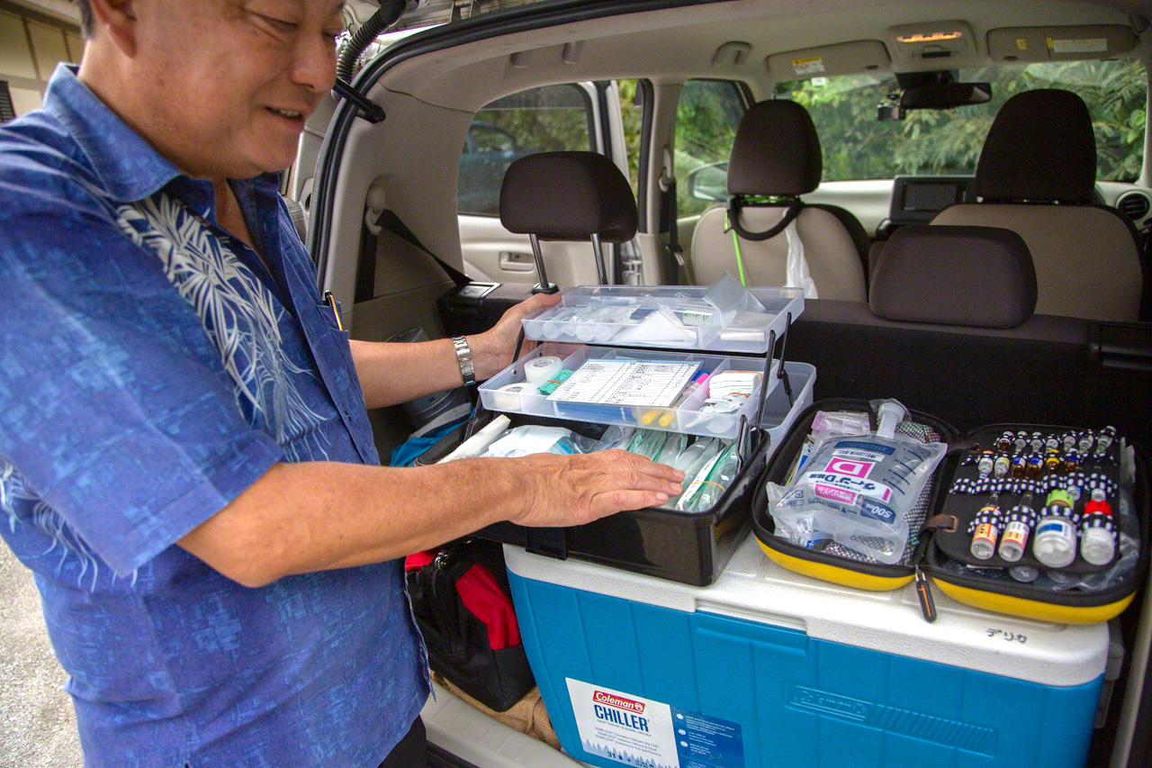 訪問診療車に積み込まれた薬剤や医療機器