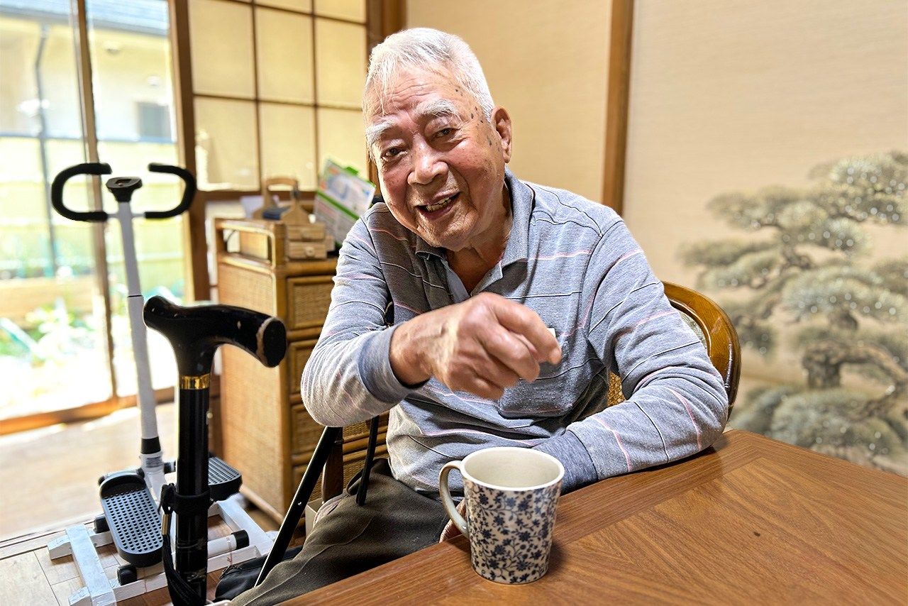 少年6人で運んだ木箱入りの風船は「ずっしりと重かった」と語る小川辰夫さん。川崎市内で 撮影:浜田奈美