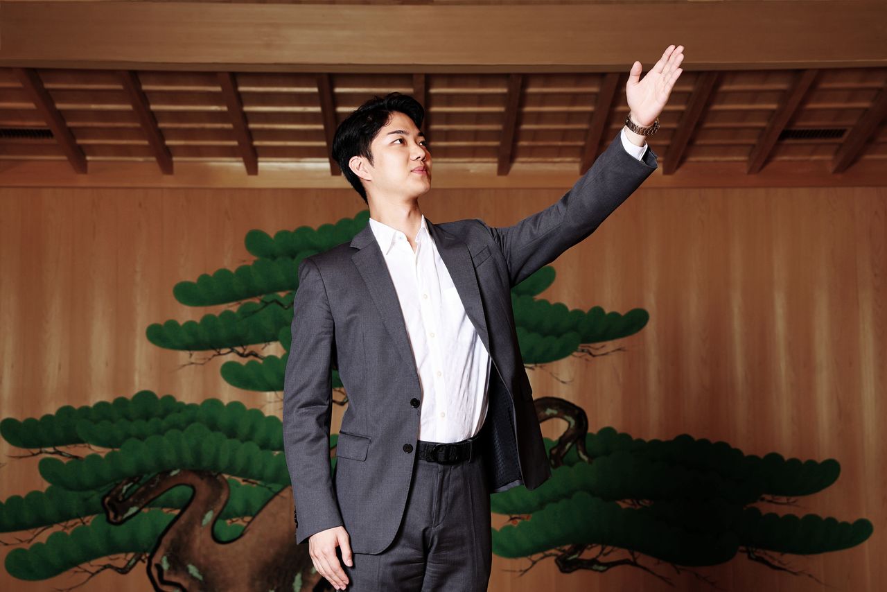 『靱猿』で子猿が月を見る型で、月がある場所を指しているポースで撮影に応じてくれた