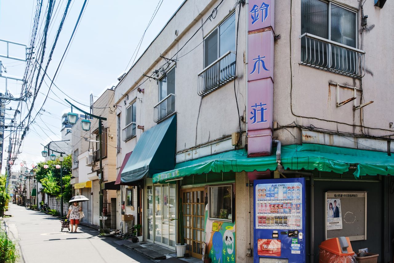 東京大空襲を奇跡的に逃れ、戦前の道幅がそのまま残る鳩の街通り商店街