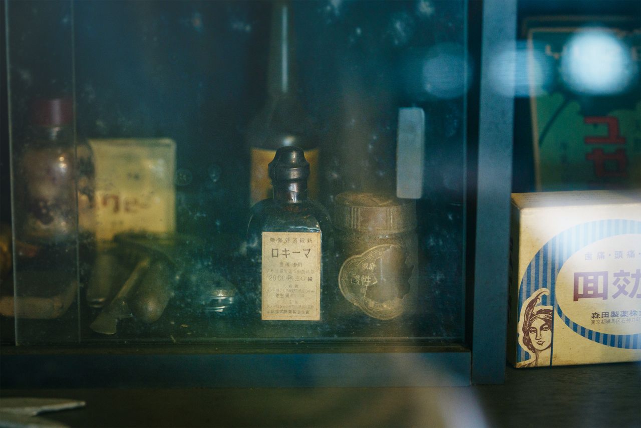 戸棚に置かれた古い薬瓶