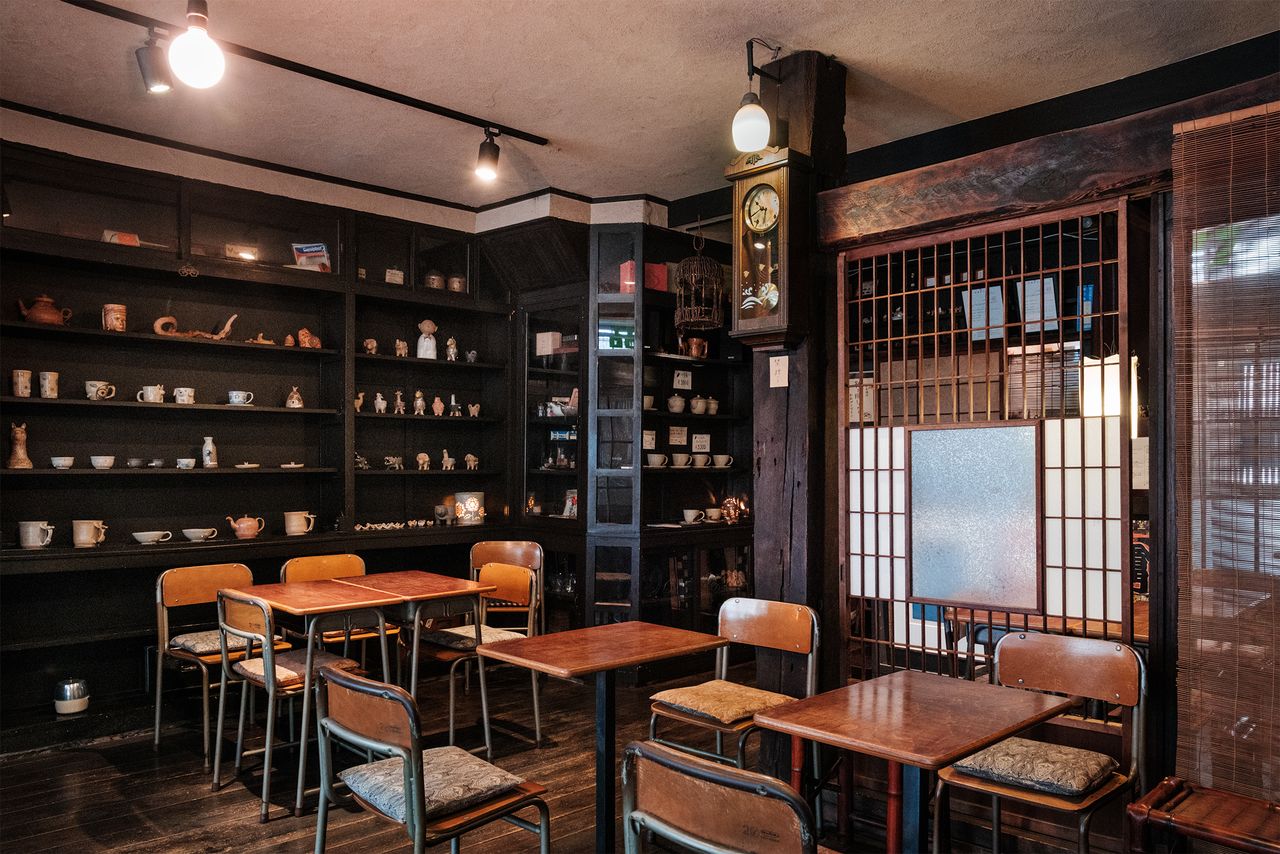 柱に掛かる振り子時計は店の歴史を見てきた