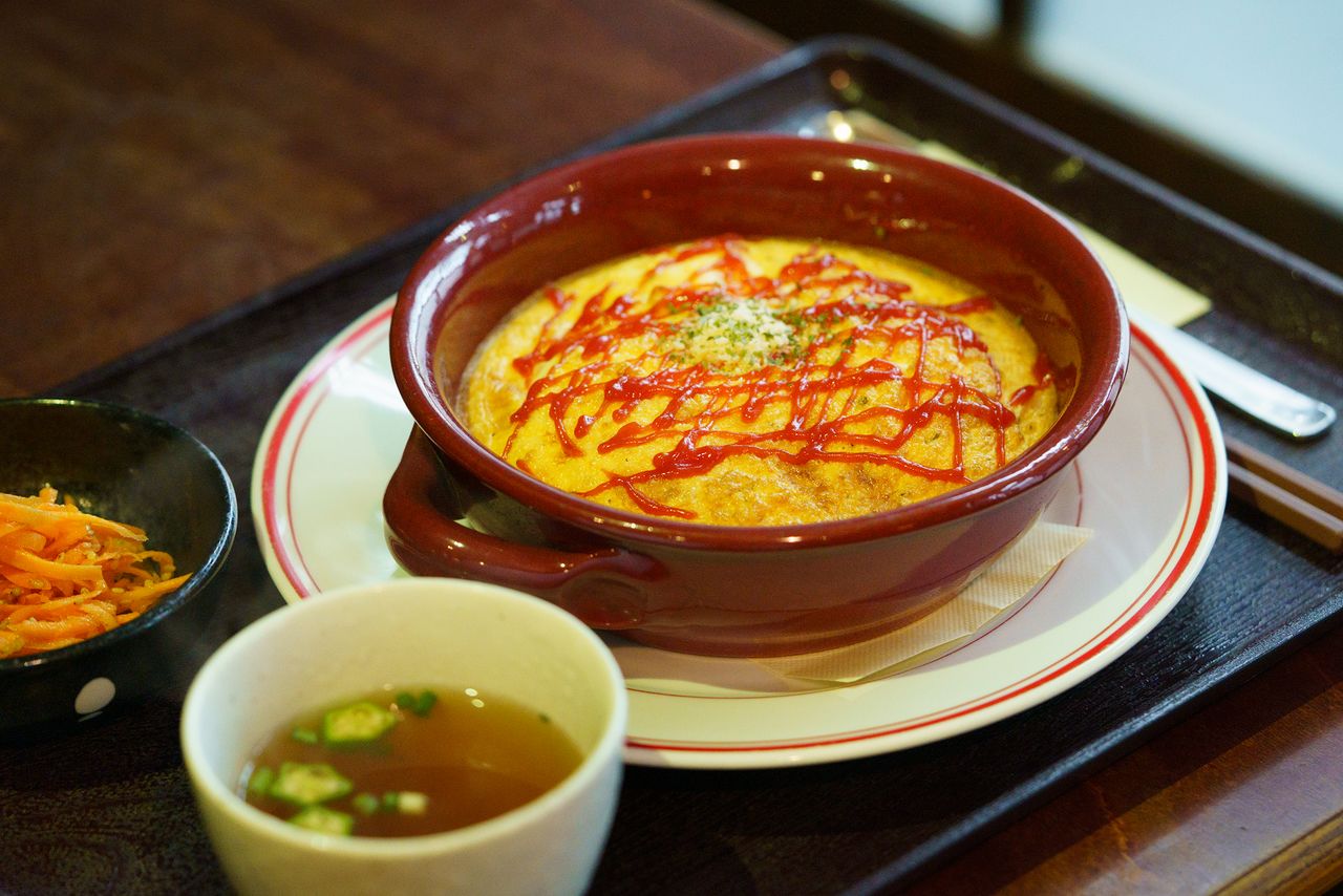 熱々で提供される「焼きオムライス」