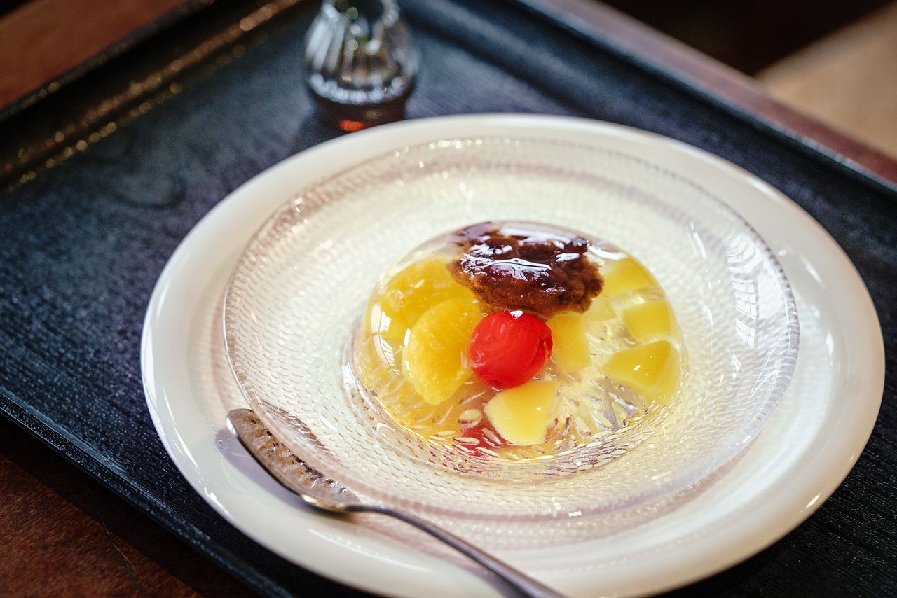 店の名物「あんみつ玉」