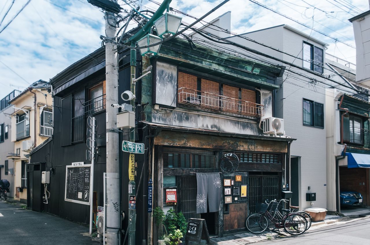 店は三軒長屋の左端に位置する