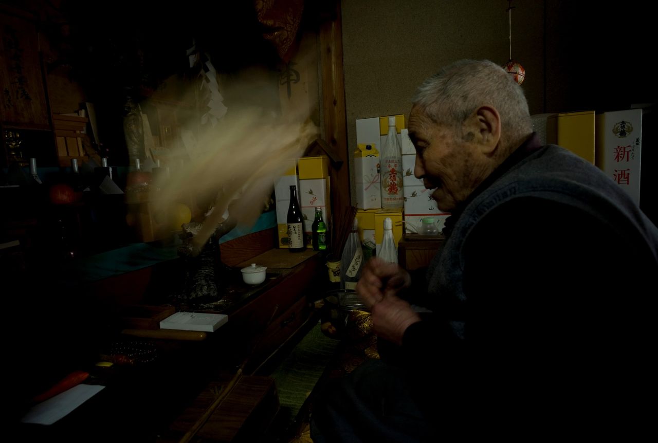 2009年頃、高知県香美市の山奥に暮らしていた97歳の「太夫」。祈祷(きとう)のやり方を見せてくれた ©Takaaki Yagisawa 2024