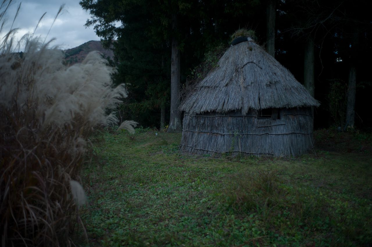 遠野の観光ルートにある土淵のデンデラ野 ©Takaaki Yagisawa 2024
