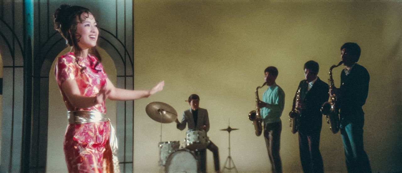 中国語で主題歌を歌うジュディ・オング。万博のために書き下ろされたという楽曲の詞にも注目 © 2025 Taiwan Film and Audiovisual Institute. All rights reserved.