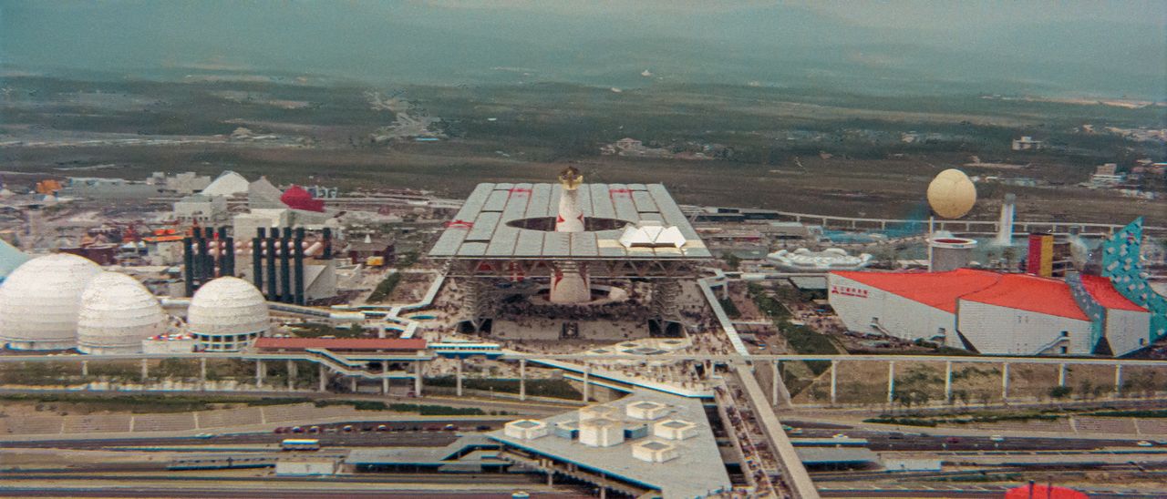70年大阪万博会場。太陽の塔の上半分は「お祭り広場」の大屋根から突き出している © 2025 Taiwan Film and Audiovisual Institute. All rights reserved.