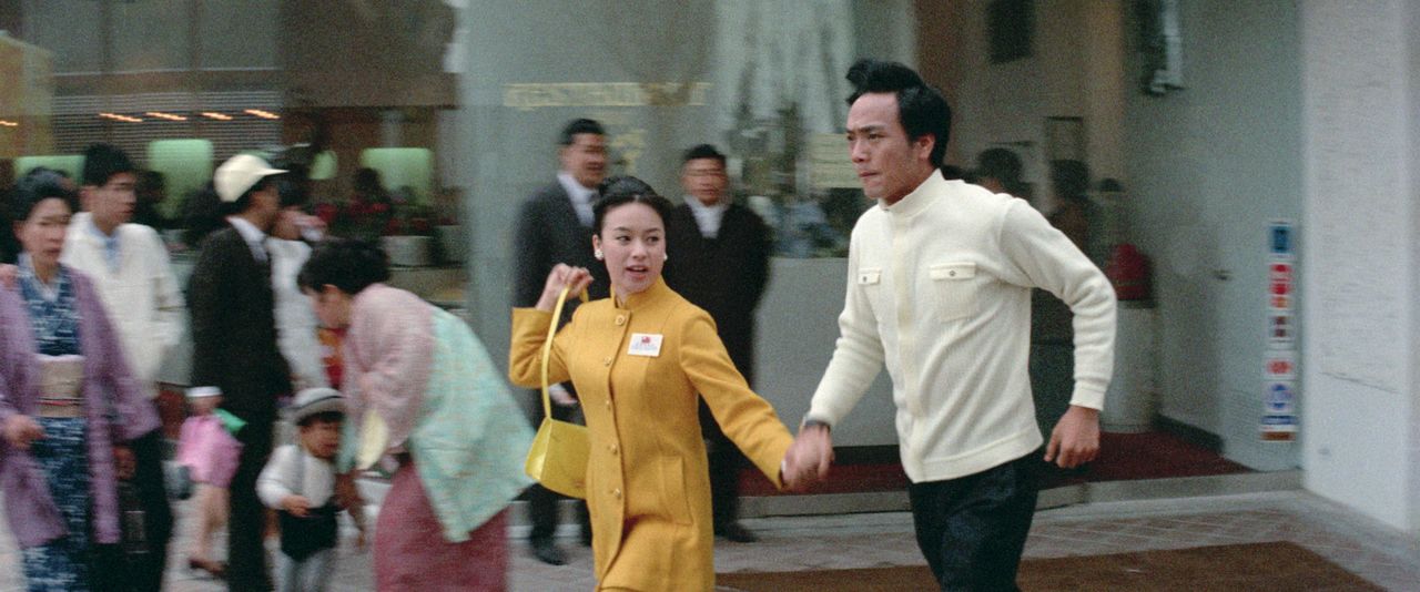 雪子は仕事を抜け出し、哲男とともに恩人の手掛かりを探して万博会場を駆け回る © 2025 Taiwan Film and Audiovisual Institute. All rights reserved.